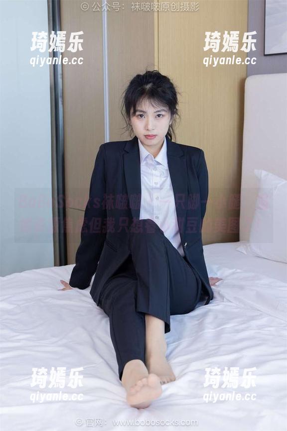 BoBoSocks袜啵啵 - 一只脚一小腿，虽然资源焦虑但我只想看小甜豆的美图了！