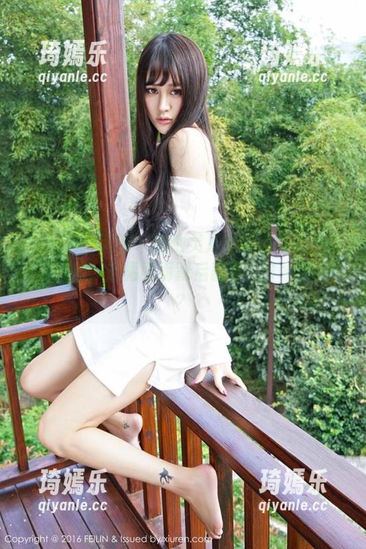 Feilin嗲囡囡 - 娜依灵儿的泳池写真更新，正在想，这幅画面背后藏着几分水的柔情？