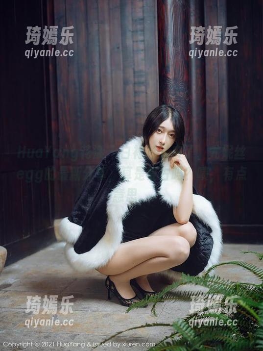 HuaYang花漾 - 白衬衫又来了，尤妮丝egg的最新分享，算是复古吗？啧，有点意思。