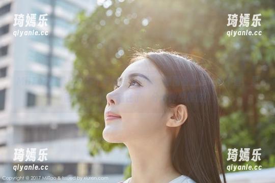 MiiTao蜜桃社 - 那个李颖诗的短裤，原图看上去真心不错，里面的姿势也太随性了，分分钟想模仿！