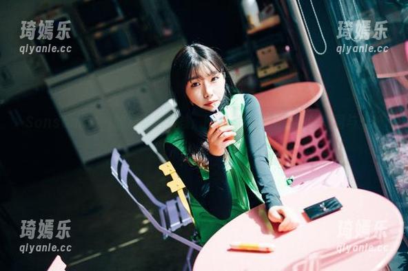 Sonson(손손)的漫画店女孩：比我家墙壁还想要的美图与壁纸！