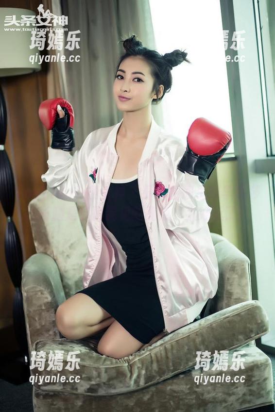 TouTiao头条女神 - 最新图册里的李丽莎，长腿是显而易见的亮点，太好玩了！