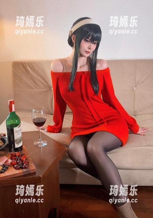 看，Vinnegal的私拍图包让柚璃羽在地狱乐园里自由飞翔，似乎时间都变慢了。