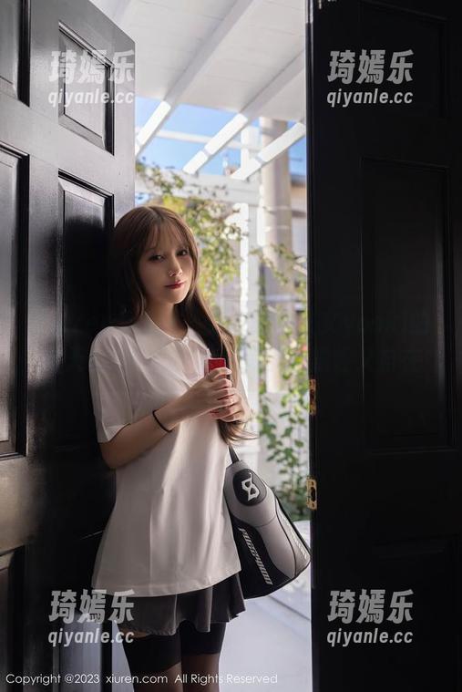 Xiuren秀人网 - 走，去林文文yooki的夏天里混一混：高清写真，随性又自在