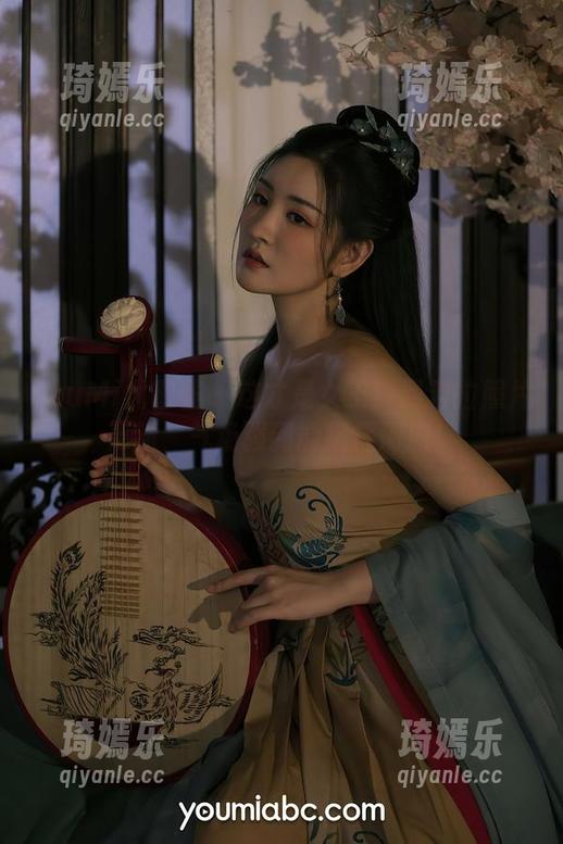YouMi尤蜜荟 - 这才是女王！费若拉照片更新，气场强到能指挥河流！