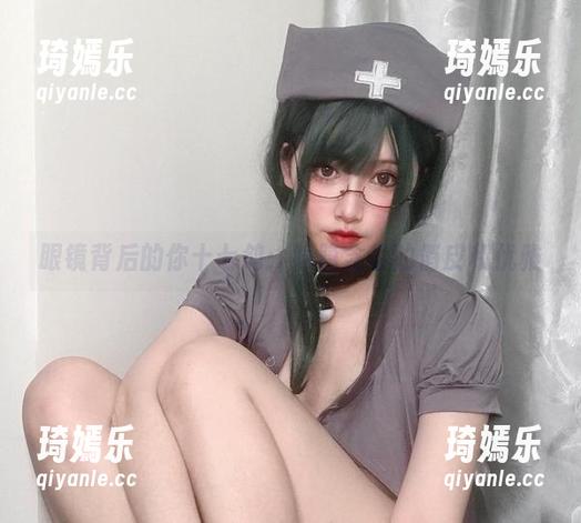 眼镜背后的你十七鸽：隐隐含着的俏皮和优雅