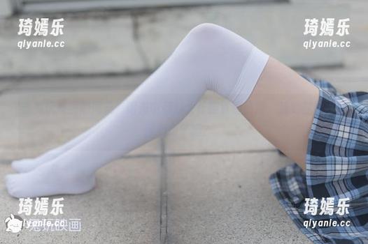 看兔玩映画的图集，阳光中那对大长腿直逼热浪，感觉在询问“你心动了吗？”