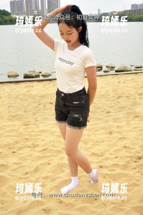 初夏女神 - 有些秘密藏在柒柒的写真里，的壁纸总是会曝光？