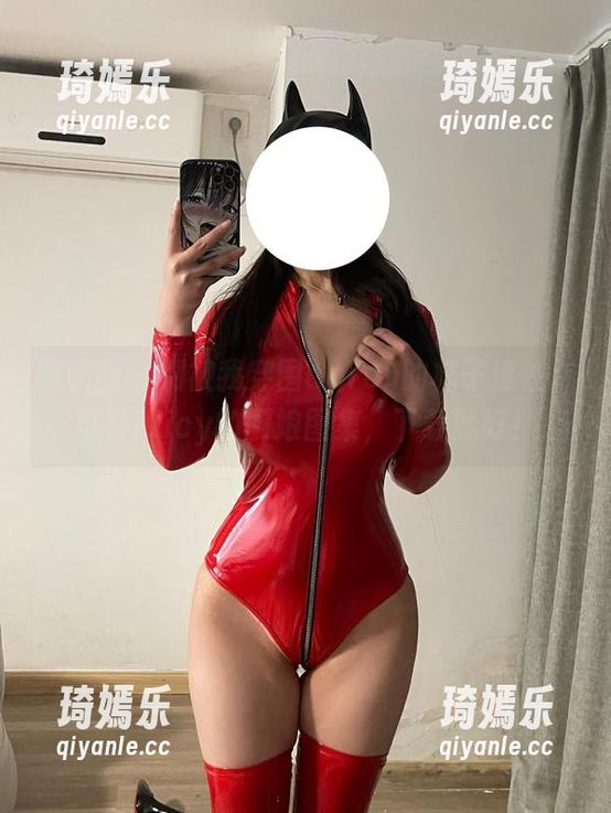 微密圈 - 别被我穿围apron的样子迷住：可馨juicy的厨娘图集，下载就好！