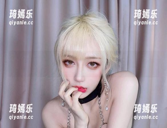 啾小妍Deer 看完啾小妍Deer的黑白全套,差点以为我在看早期电影。