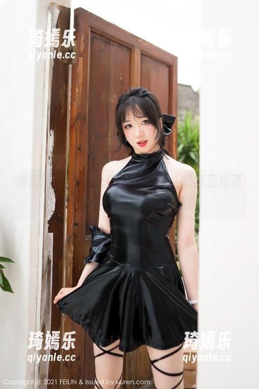 嗲囡囡 - 直击心灵，娜依灵儿的裸足写真，原图中的柔软与坚韧