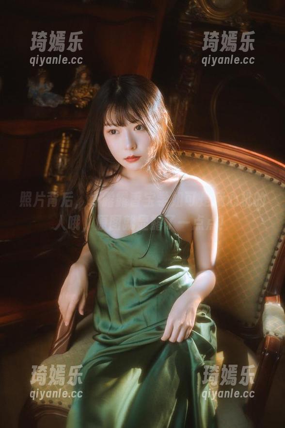 照片背后，坏露露香宝学姐可是藏心机的人哦，原图就显露了一点点！