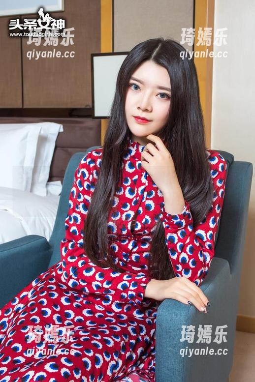 头条女神 - 图库小宝藏，娜依灵儿的梨涡浅笑，一定要下载呀！