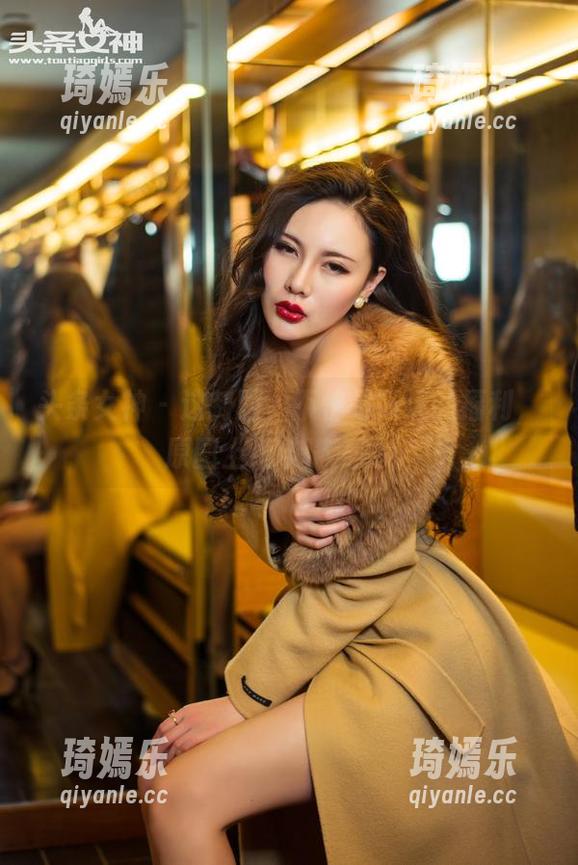 头条女神-筱溪 头条女神 - 这制服,不愧是筱溪的福利,原图上细节满满啊!