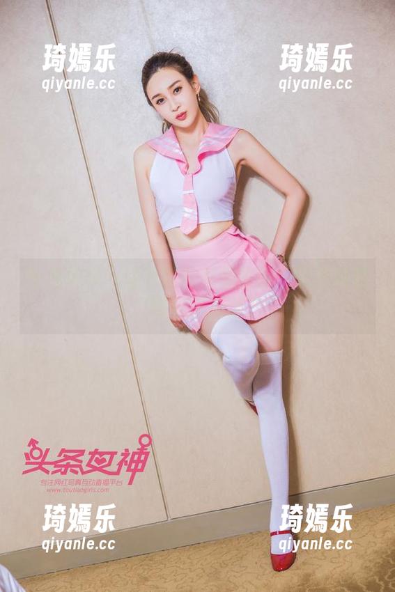 头条女神 - 蔡老师的私拍套图：完美制服，谁能抗拒啊？