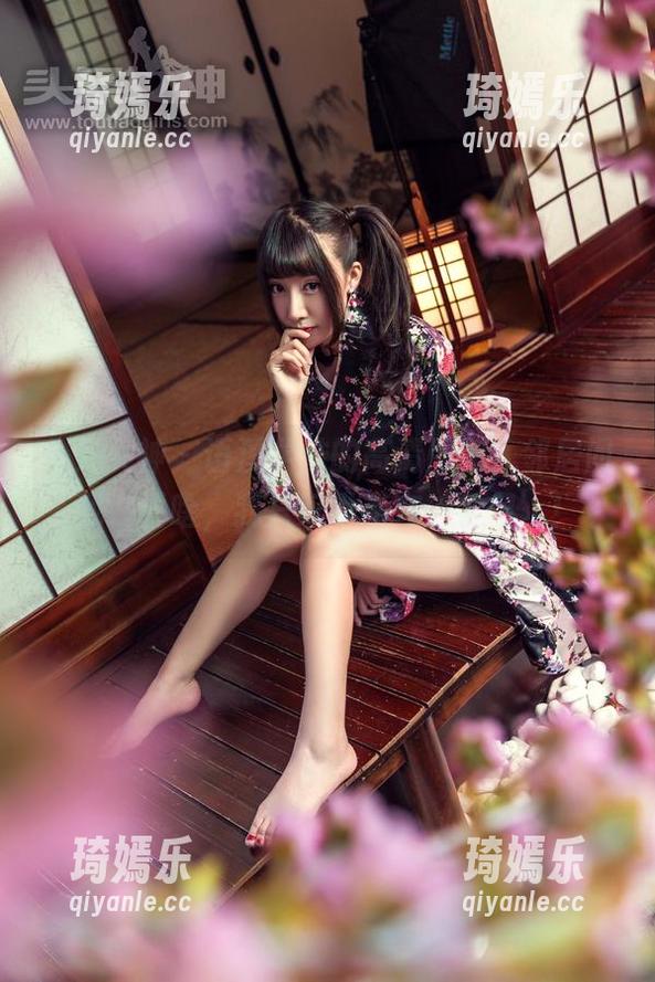 头条女神 - 语溪学妹的高清图册，邻居问我在看啥，我只好说是在‘学习’！