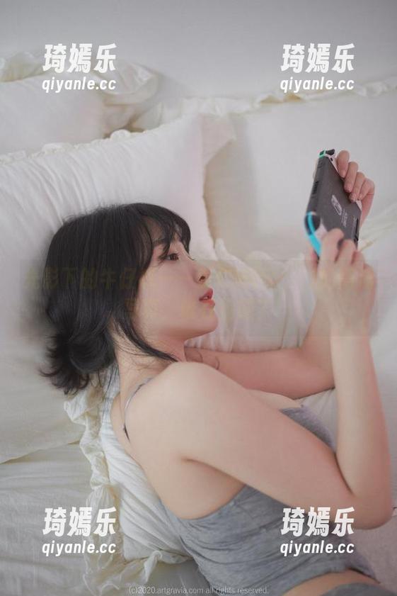 光影下的牛仔裤——姜仁卿(강인경)的高清写真，谁在偷瞄？