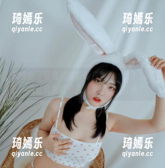 宋哈娜又带着她的最新白色cos来了，嗨，她这是为哪部白色童话在代言吗？