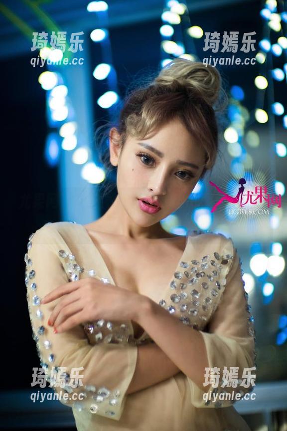 尤果网 - 一边看王尔琳护士的图包，一边想：医生去哪儿了，哈哈！