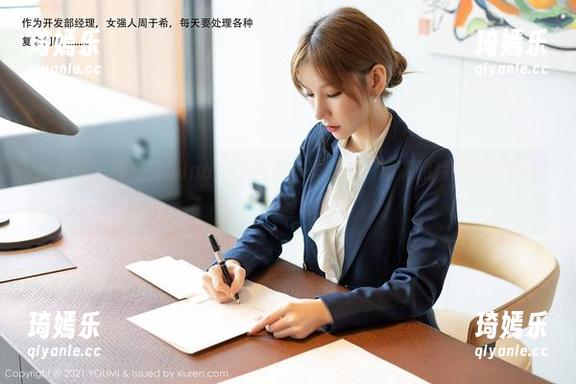 尤蜜荟 - 乔漫妮mina在粉色海洋里游泳，高清照片捕捉她的每一次波动！