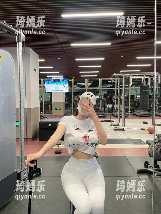 微密圈 - 左公子666在红色套装里的美图，你会不会以为爱心在空中飘？