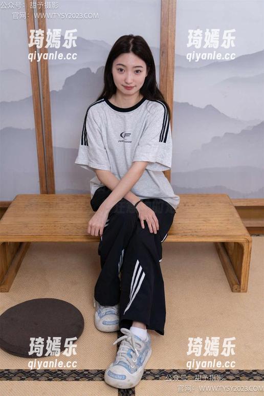 甜予摄影 - 免费的思思运动鞋图集，除了姑娘的鞋子，更注意她的走路姿势了。