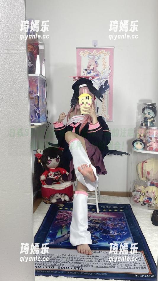 白栎Shirly在棉袜中摇摆，我的注意力被彻底吸引，这种巧妙的组合！