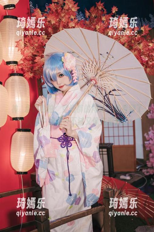 神沢永莉私拍：穿短裤的同时，我看到了人群中的你…不过又像在避开。