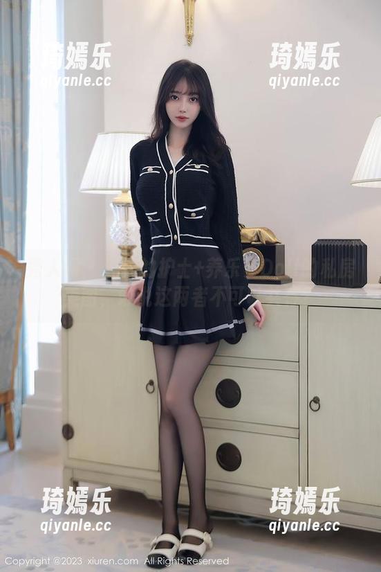 秀人网 - 温柔的护士+养乐多Doll的私房美图，谁说这两者不可以共存？