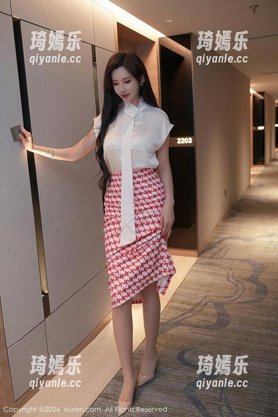 秀人网-月野兔美妞 秀人网 - 月野兔美妞的私房护士秀:图包里藏了点别的?