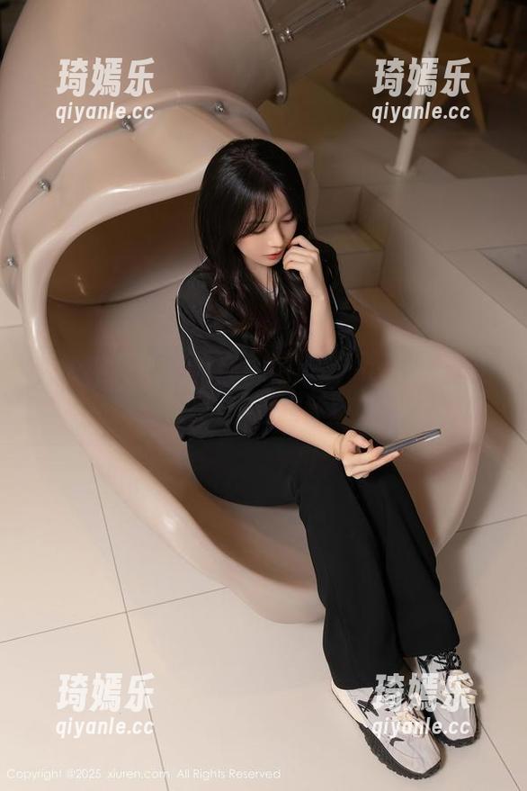 秀人网-杨晨晨Yome 秀人网 - 一键解压!杨晨晨Yome黑丝美腿资源,腿型让我怀疑人生。