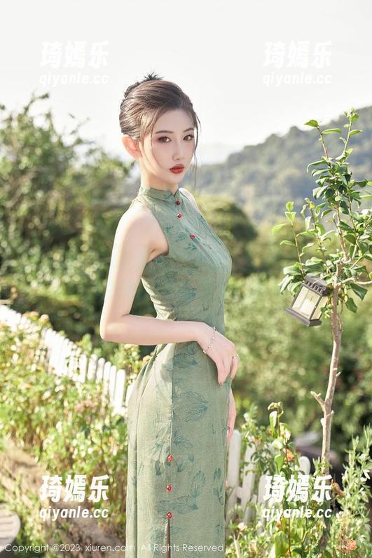 秀人网 - 萌白酱亲自出镜：女仆系列私拍，让我想买家政服务！哦不…