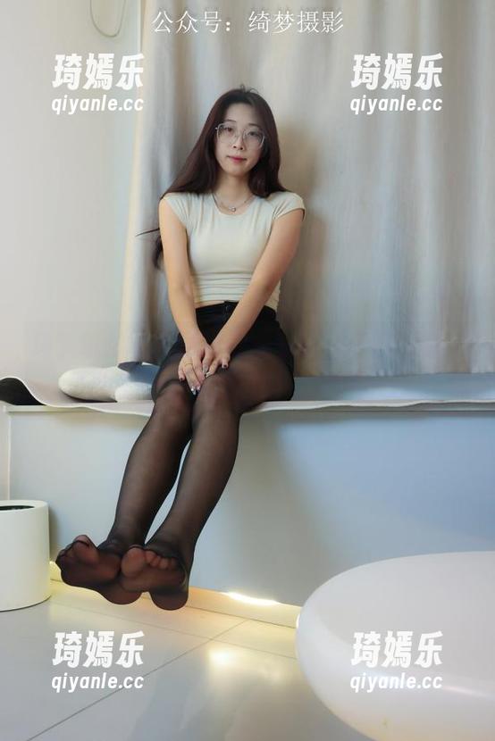 绮梦摄影 - 在章章的兔女郎私房图片里，不小心舔了一口嘴唇，清新再现。