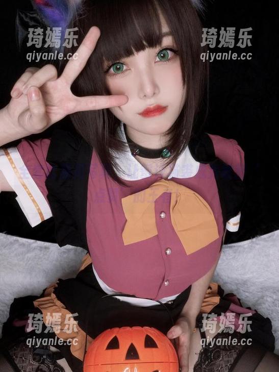 全套比基尼写真，让蜜汁猫裘成为收割‘点赞’的王者！