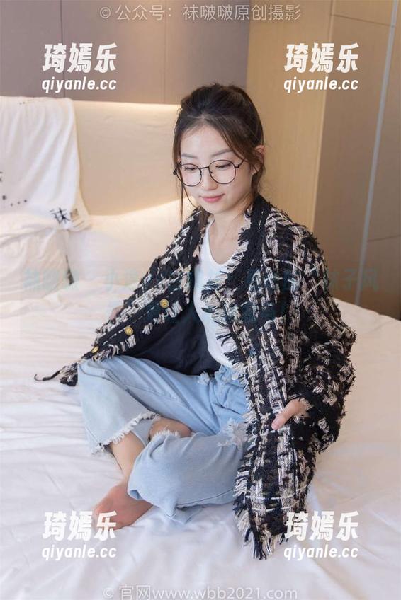 袜啵啵 - 小淳vs白棉袜：看谁的“袜子风景”更让人心猿意马！