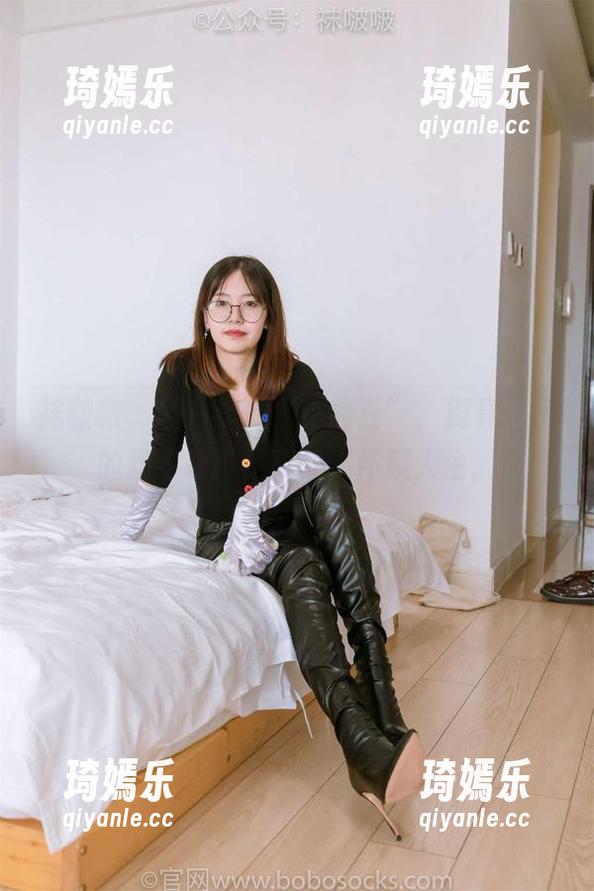袜啵啵 - 图片里的“小甜豆”，别具一格的奶牛装扮，真让人怀疑人生。