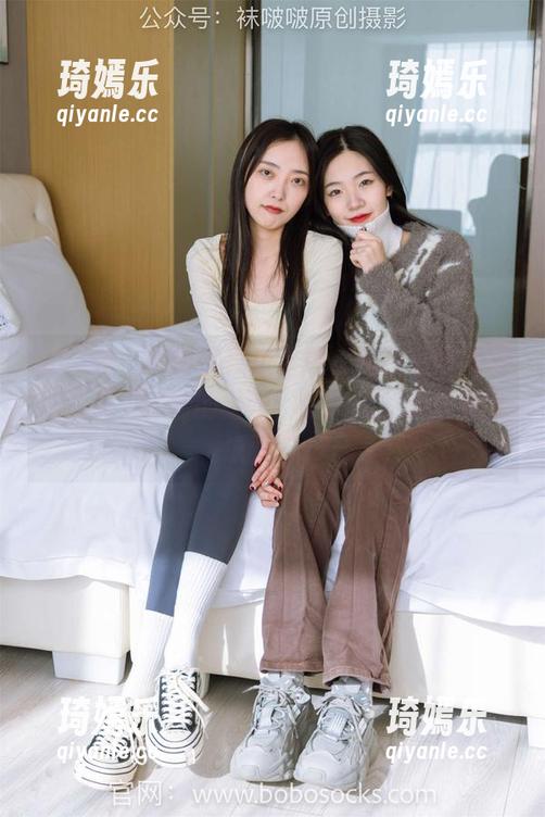 袜啵啵-甜甜圈 袜啵啵 - 甜甜圈真会选色,黑色套图资源都充满了微妙的暗示,好吧,我承认我又想看了。