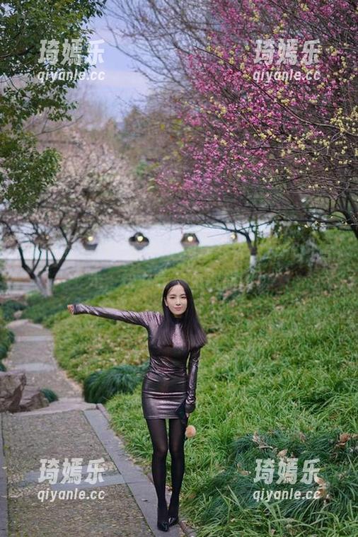 微密圈 - 辣妈女神不愧是女神，皮衣闪着光，快下载个免费原图！