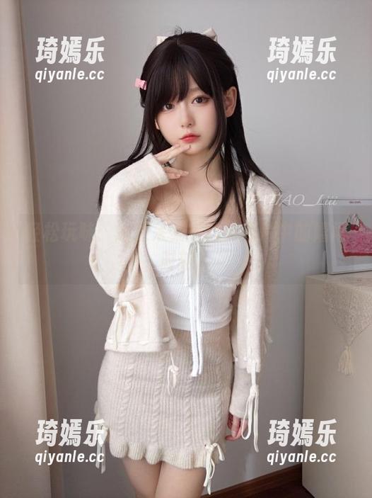 轻松玩味：迷之呆梨在丝袜照片中的嬉闹时刻。