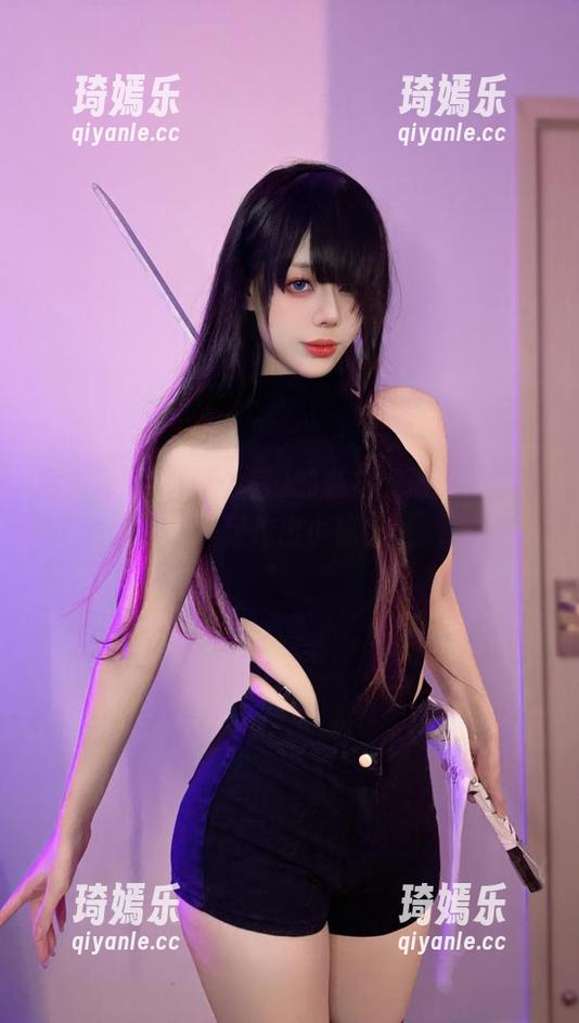 阿九从不咕咕(九言)的私拍：透过光影，裸足走出小秘密