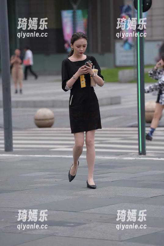 魔镜街拍 - 婷婷带你在寒风中与极致肉丝圣诞清新碰撞——原图&图册一览