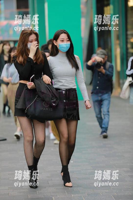 魔镜街拍 - 婷婷的黑丝OL工作日常，私拍合集让你看见她的多重身份。