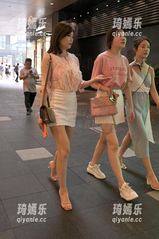 魔镜街拍 - 曼曼校服VS考试：这福利写真能不能带我逃课？
