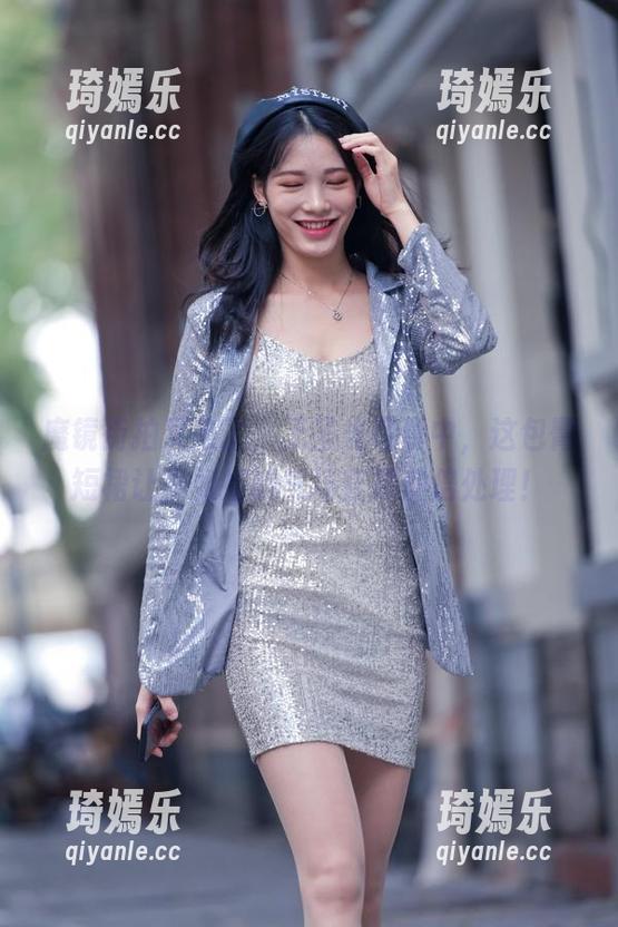 魔镜街拍又来了，无圣光写真中，这包臀短裙让小姐姐的气场直接加倍处理！