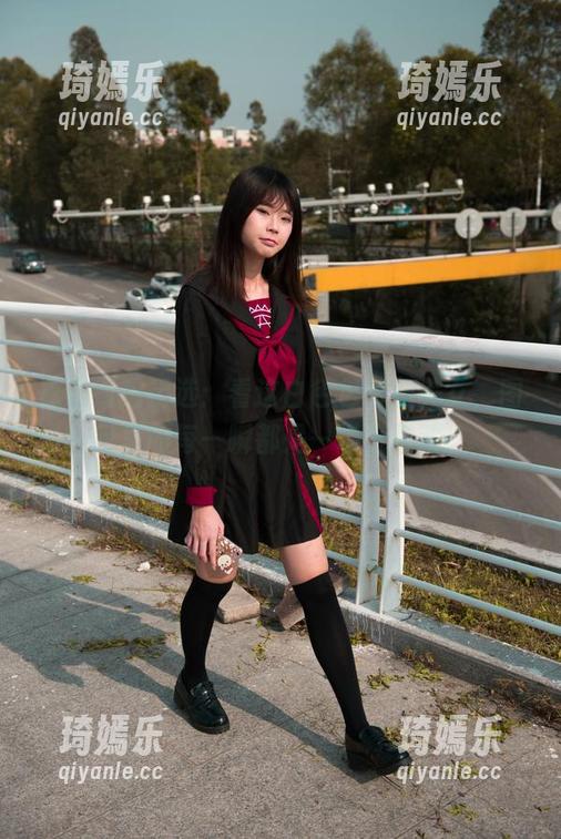 魔镜街拍精选：看这白色包臀裙美女，图包里的每一瞬都是一场小骚动。