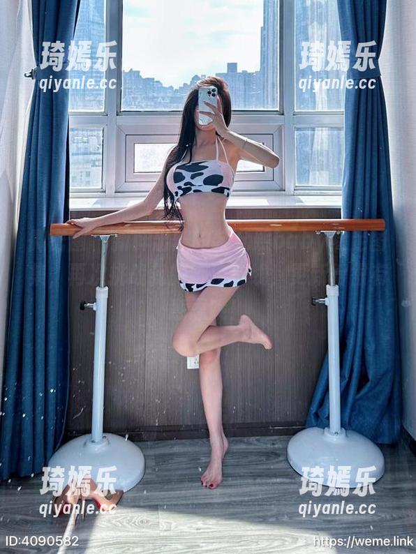 微密圈 - 新鲜出炉的黎允熙baby裸足图集，再次挑战我的脚控底线，更新得很有意思哦！